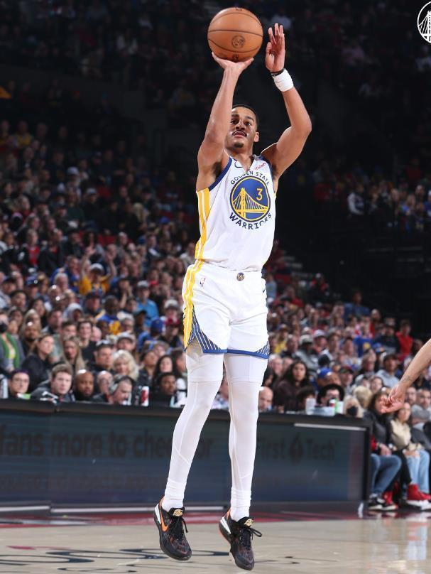 开云下载-开拓者外线火力全开，大胜对手保持不败